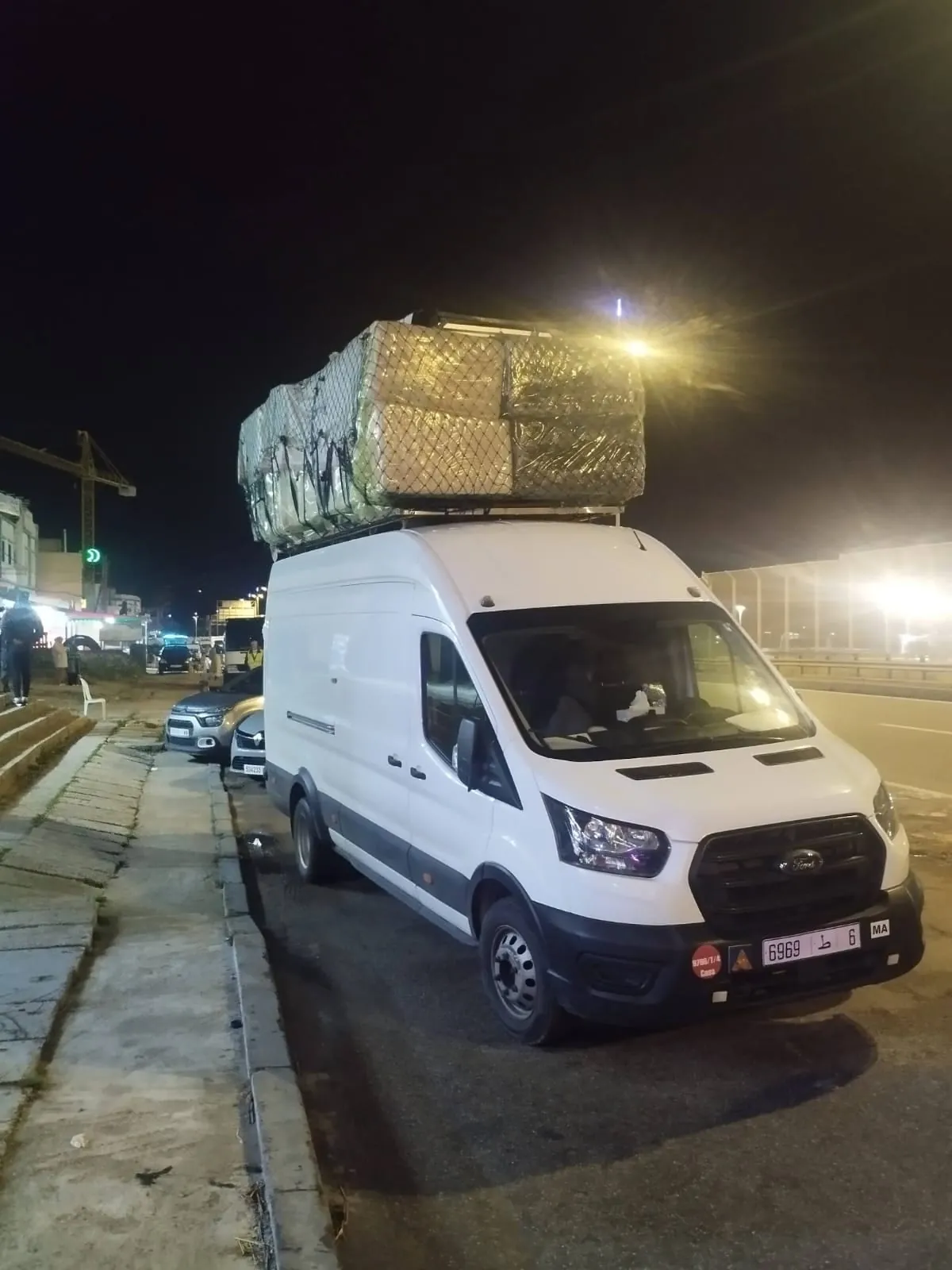 Furgón cargado con mercancía en la baca, listo para viajar