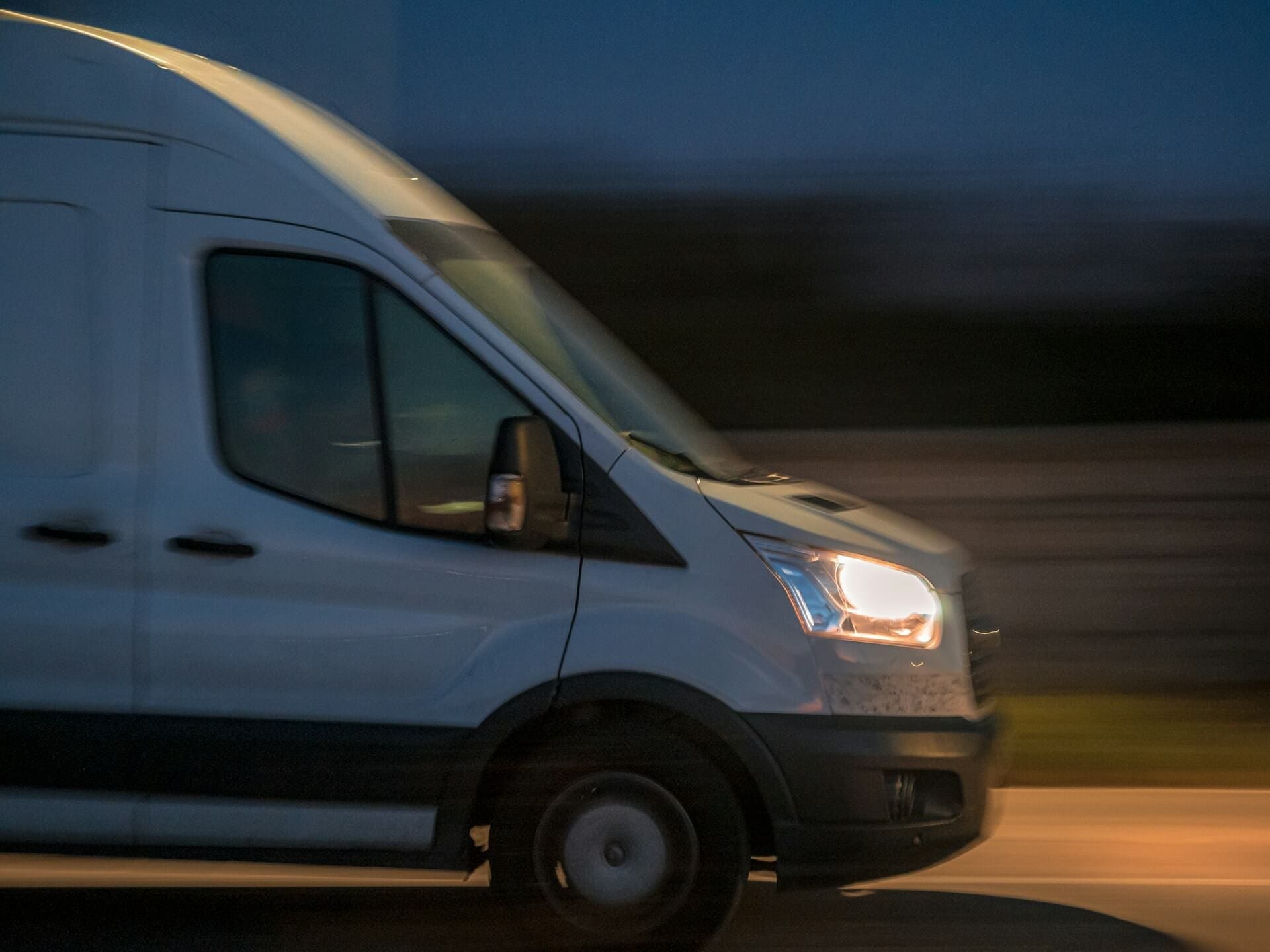 Furgón de transporte en ruta al anochecer