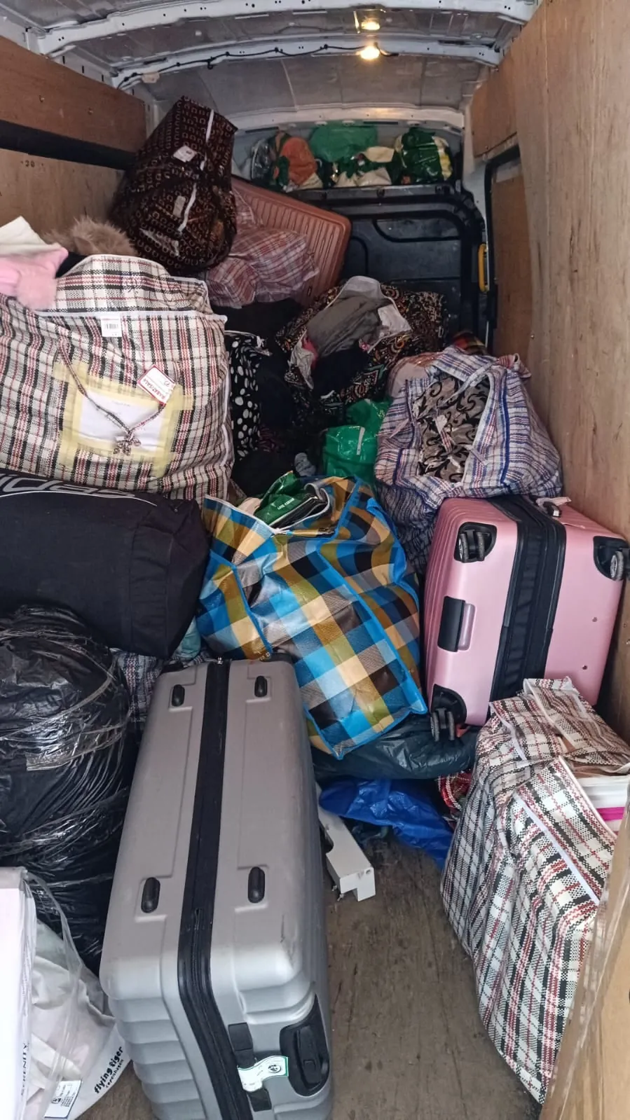 Interior del furgón cargado de equipaje y mercancía